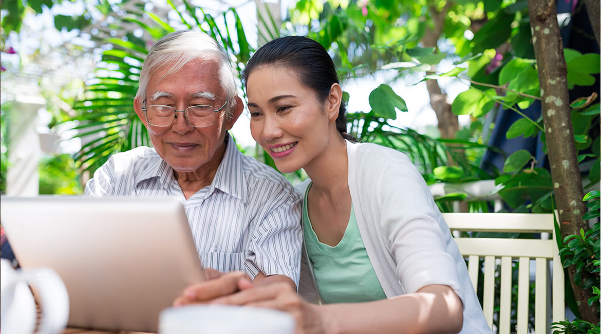 yasli babaya bayan bakici